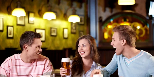 oameni restaurant foto shutterstock