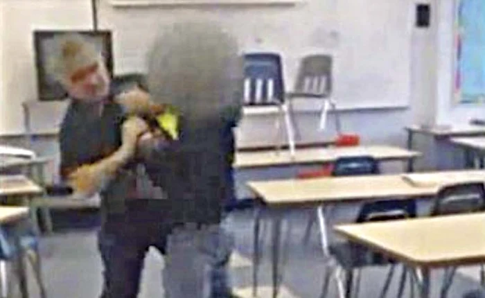 Se pare că profesorul a cedat nervos din cauză că elevul a lovit cu pumnii un dulap