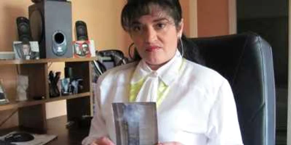 Manuela Chirosca cu poza realizată la imobilul din strada Ana Aslan