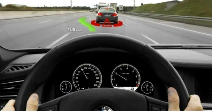 Principiul de funcţionare a actualelor sisteme head-up display este simplu: pe bordul maşinii există un proiector laser care generează imaginea şi o trimite pe un parbriz cu un înveliş transparent special