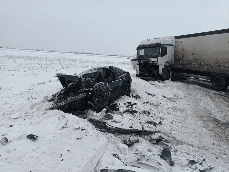 TIR intrat pe contrasens pe E 85. Două victime, din care una era încarcerată, în urma coliziunii cu un autoturism