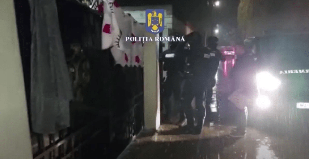 Percheziții la locuințele unor bărbați din Prahova care s-au afișat cu o armă pe rețelele sociale VIDEO
