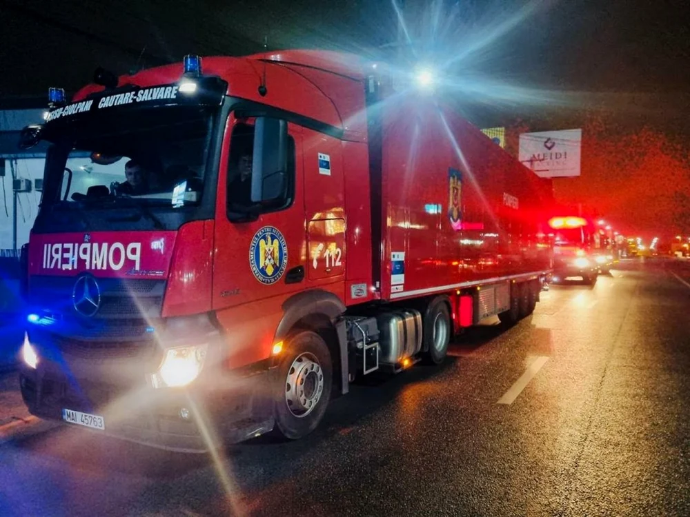 Mai multe echipaje de pompieri au intervenit petnru salvarea femeii FOTO IGSU