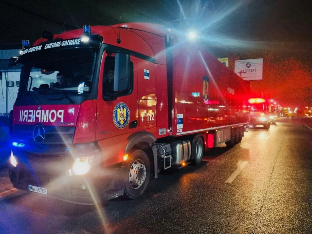 Autostrada A2, închisă temporar din cauza resturilor de animale împrăștiate pe șosea. Pompierii intervin la fața locului