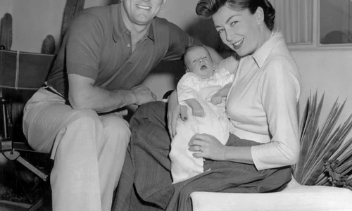 Kirk Douglas și Anne Buydens, alături de fiul lor, Peter, în 1963 jpeg