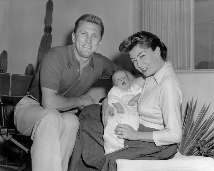 Kirk Douglas și Anne Buydens, alături de fiul lor, Peter, în 1963