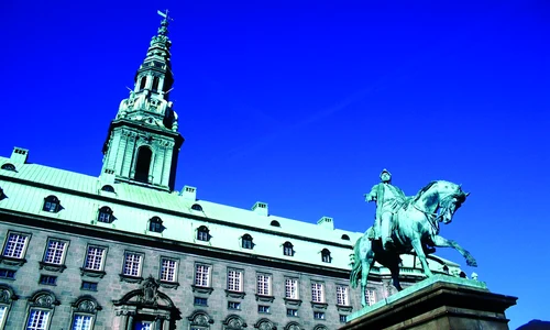 Palatul Christiansborg din Copenhaga, Danemarca, este singura clădire din lume care adăpostește toate cele trei puteri ale statului (© Getty Images)