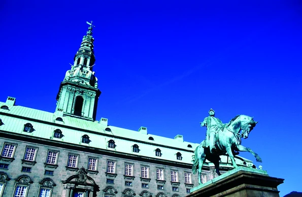 Palatul Christiansborg din Copenhaga, Danemarca, este singura clădire din lume care adăpostește toate cele trei puteri ale statului (© Getty Images)