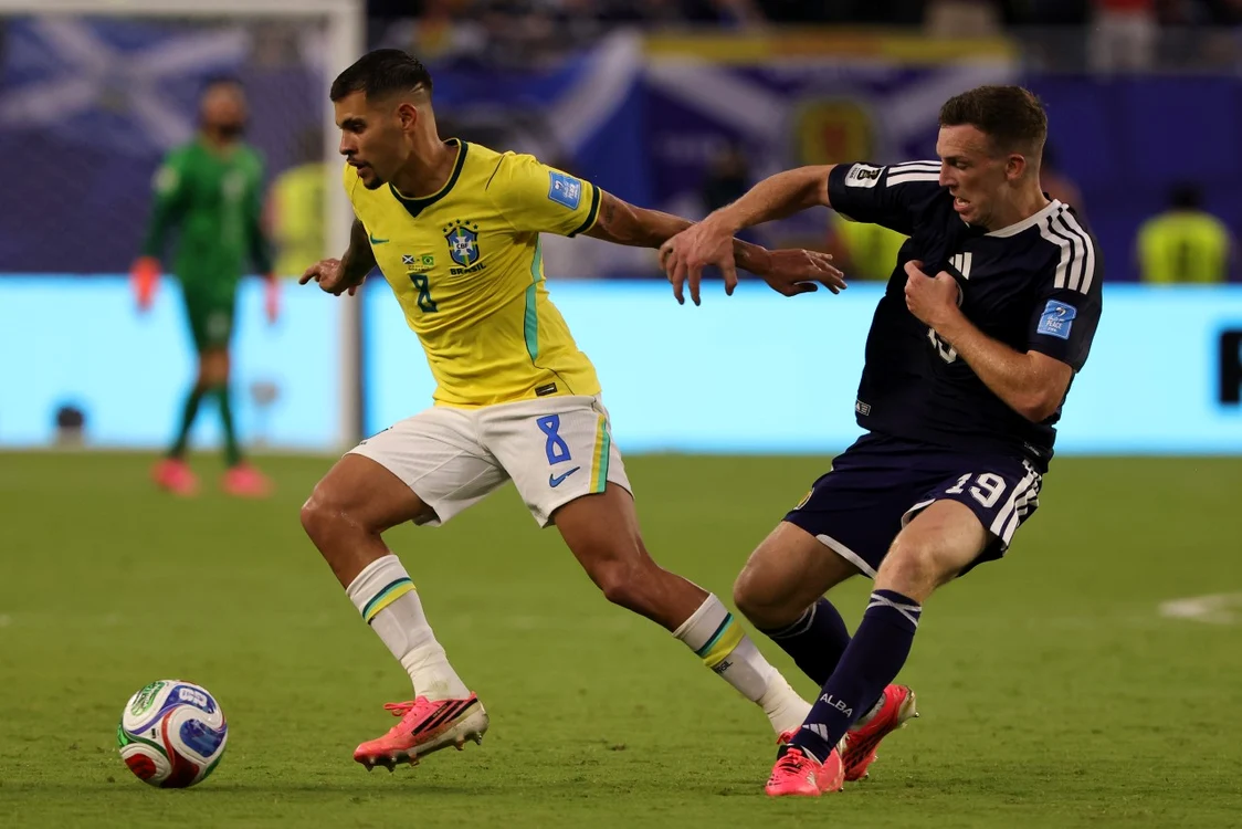 Bruno Guimaraes l-a depășit pe Lewis Ferguson (Foto: EPAImages)