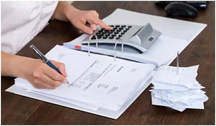 Trei persoane au fost acuzate că au delapidat 400.000 de lei și au lăsat mai multe blocuri fără apă.