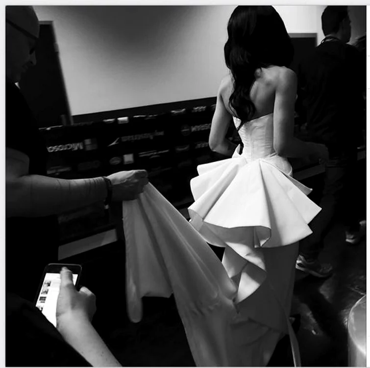 Conchita Wurst, în culisele Eurovision 2015, într-o rochie superbă, albă