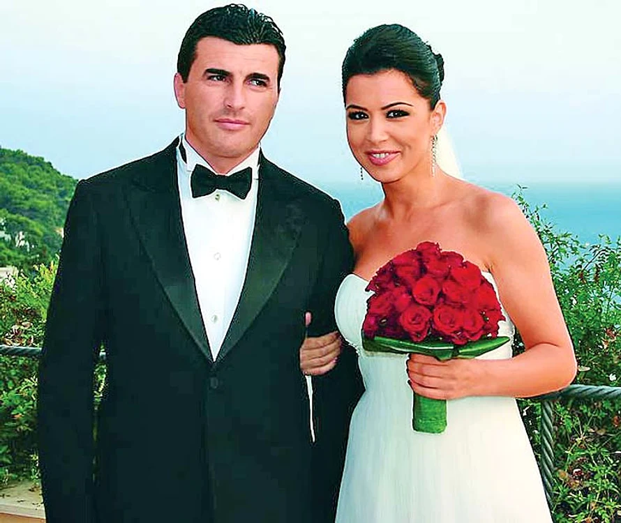 Simona Pătruleasa  (44 de ani) s-a măritat  cu Sabin Ivanof  în 2008 , în Italia