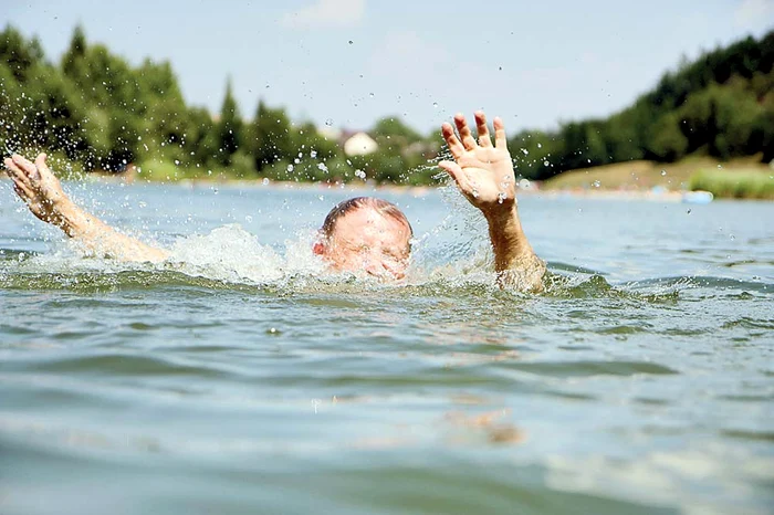 La 2 grade Celsius, cât avea apa în momentul tragediei, un om poate supravieţui cel mult o oră