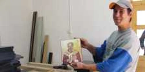 Florin Săvescu ne arată, mândru, una din icoanele realizate în atelier 