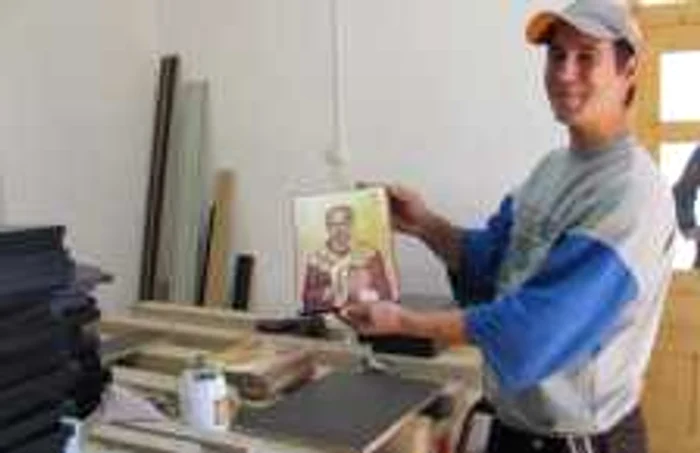 Florin Săvescu ne arată, mândru, una din icoanele realizate în atelier