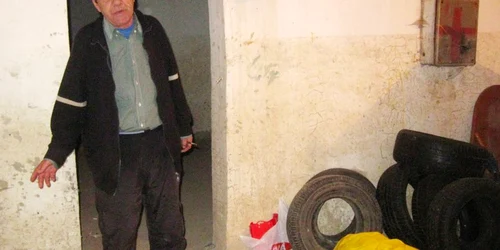 În adăpostul civil sunt depozitate vechiturile locatarilor