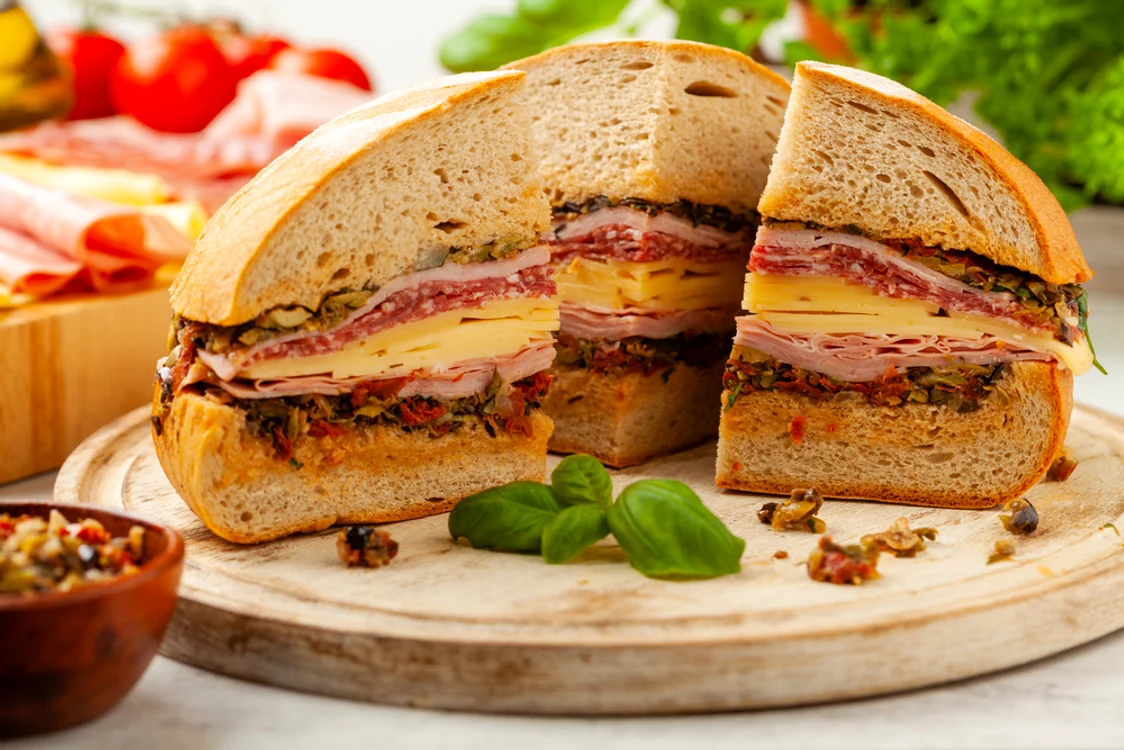 Sandvișurile pot ascunde capcane pentru sănătate / foto: Shutterstock