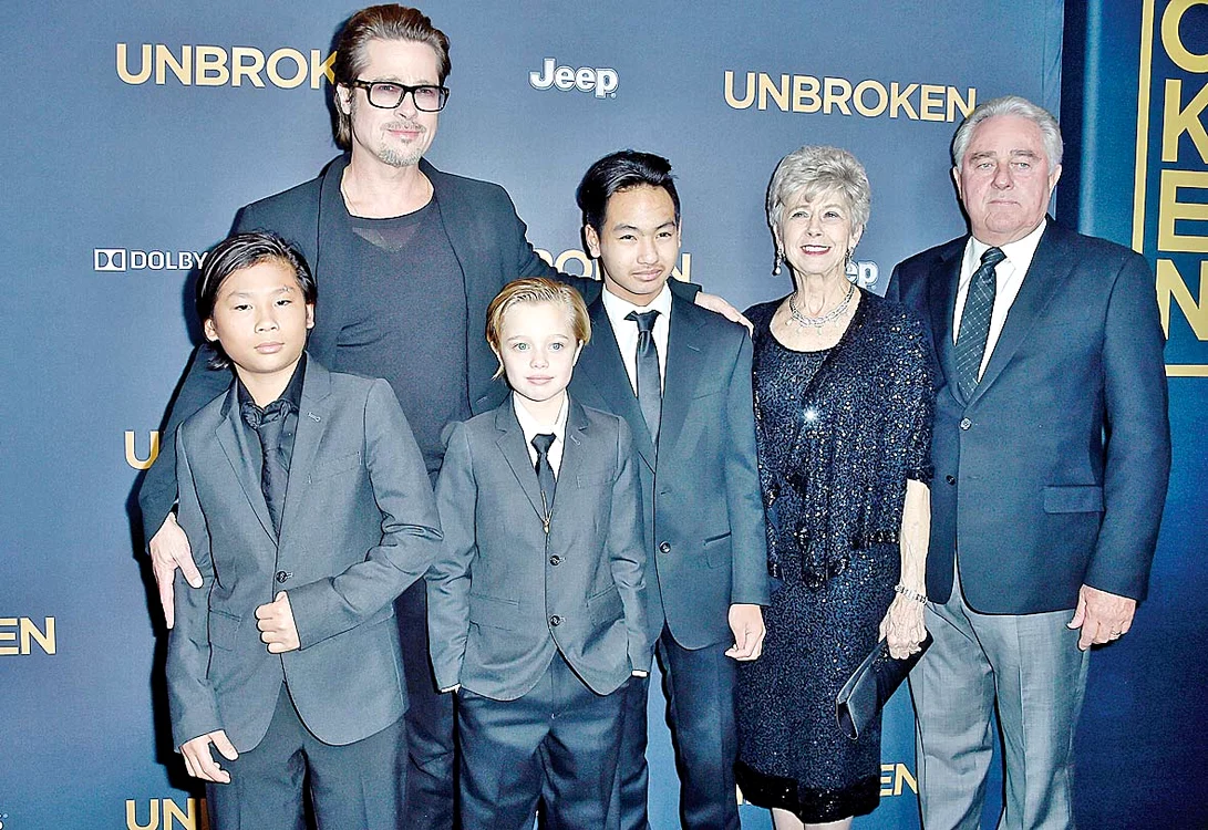 
    Angelina Jolie a dat divorţ de Brad Pitt în 2016  