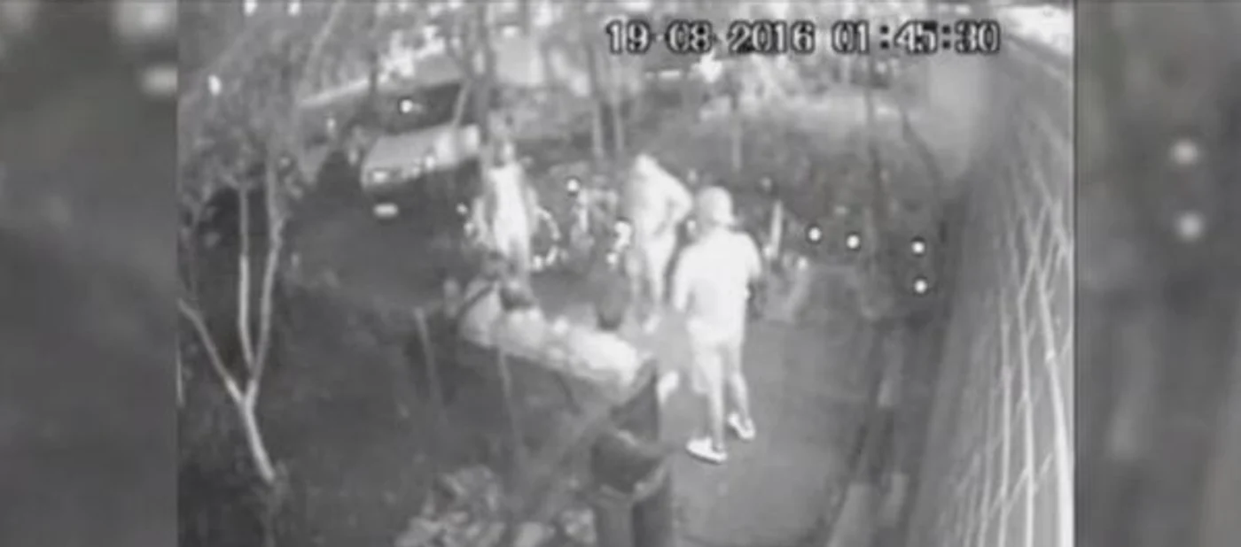 
    Bărbatul l-a lovit pe unul dintre tineriFoto: captură Pro Tv  