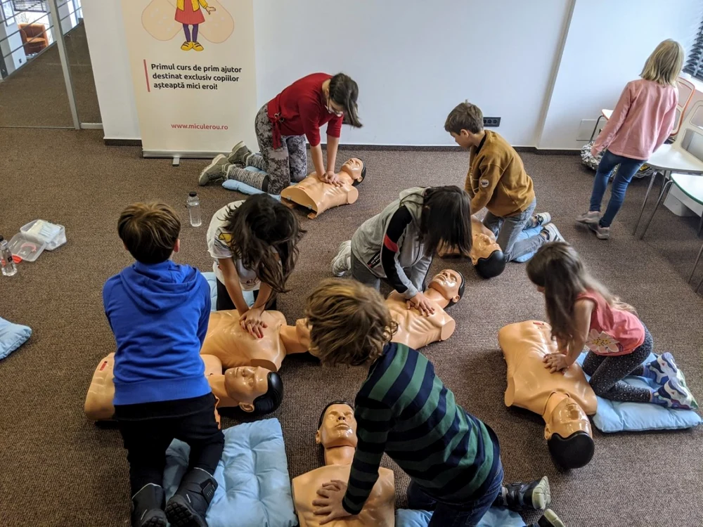 Copiii învaţă tehnici de resuscitare FOTO Facebook/Loredana Neghină
