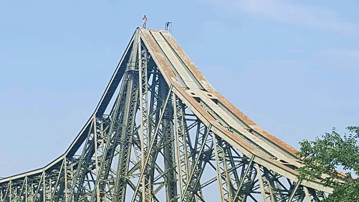 Bărbatul s-a urcat pe pod pentru că a rămas fără locuinţă