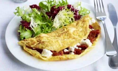 Omleta semi uscata cu branza feta si legume jpeg