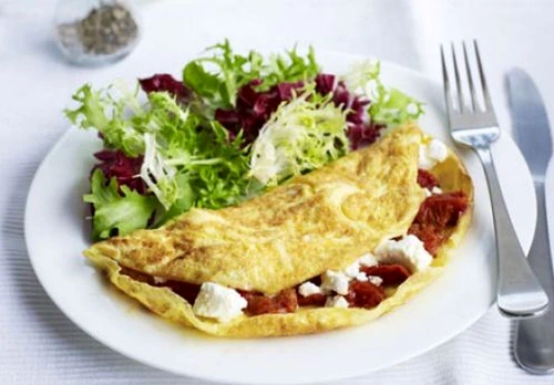 Omleta semi uscata cu branza feta si legume jpeg