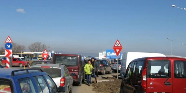 Pietonii nu au mai avut loc pe trotuar din cauza maşinilor, Foto: Ionuţ Dincă