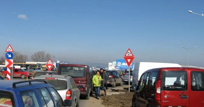 Pietonii nu au mai avut loc pe trotuar din cauza maşinilor, Foto: Ionuţ Dincă