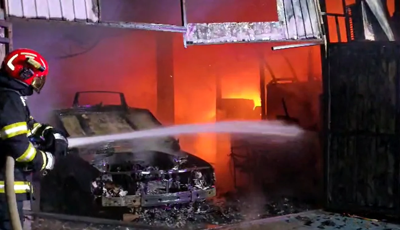 Mașini arse în incendiu FOTO: captură video