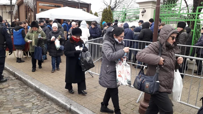 Credincioși la coada la Agheasma Mare la Boboteaza 2026