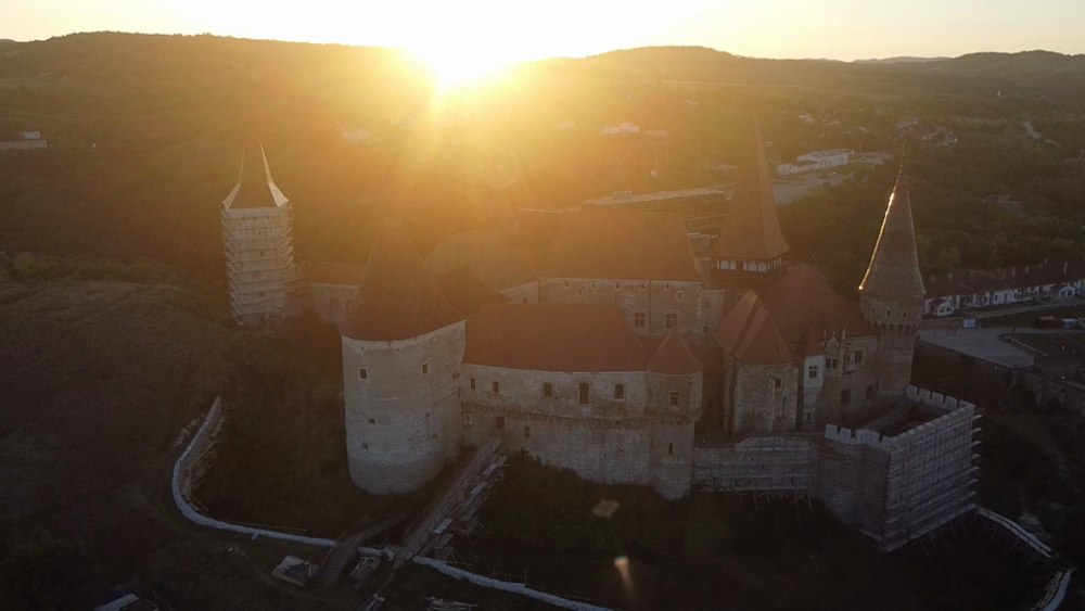 Castelul Corvinilor va avea o nouă față. Cum arăta în anii ‘90: „Un fel de coşmar industrial distopic sau decorul unui film post-apocaliptic” VIDEO