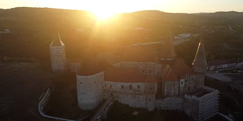 Castelul Corvinilor și Hunedoara, văzute de pe Dealul Sânpetru mp4 thumbnail png