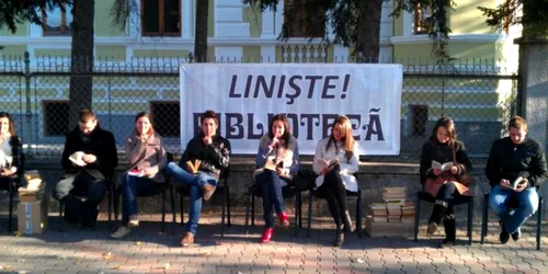 Tinerii şi-au scos cărţile pe stradă şi au citit trecătorilor