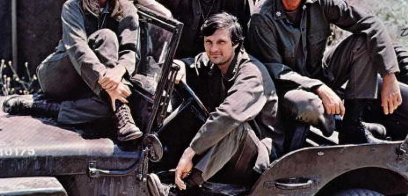 Alan Alda (la volan), Loretta Swit şi alţi actori din seria MASH. FOTO Mediafax/ AFP