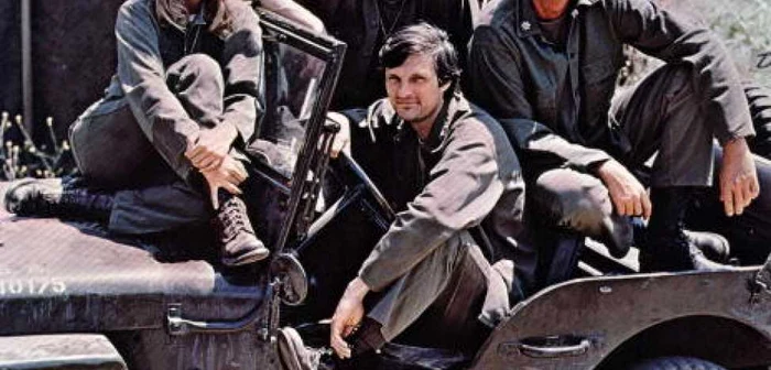 Alan Alda (la volan), Loretta Swit şi alţi actori din seria MASH. FOTO Mediafax/ AFP