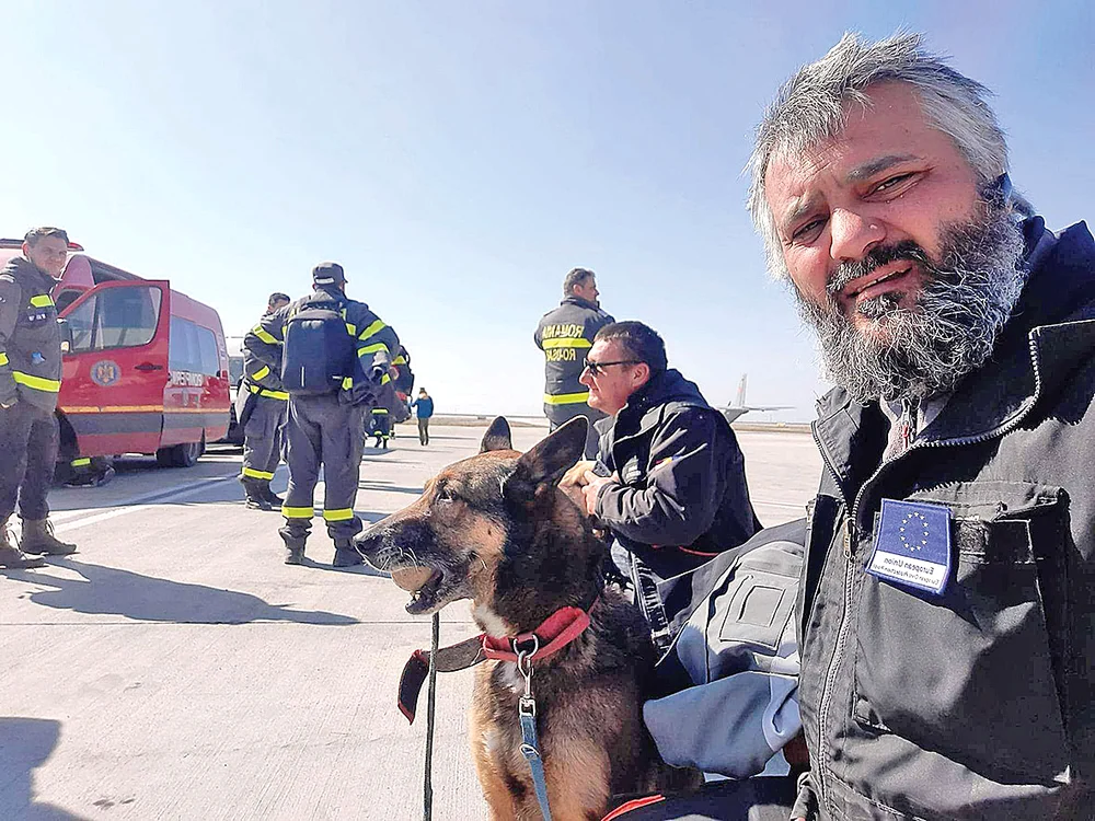 „Stăteam pe teren zi-lumină.  Nu conta că ne era foame sau frig”,  spune voluntarul Romică Chinţoi