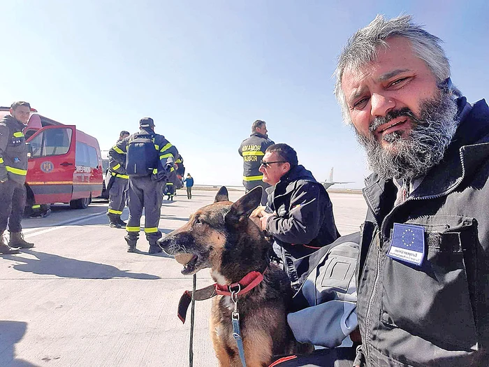 „Stăteam pe teren zi-lumină. Nu conta că ne era foame sau frig”, spune voluntarul Romică Chinţoi