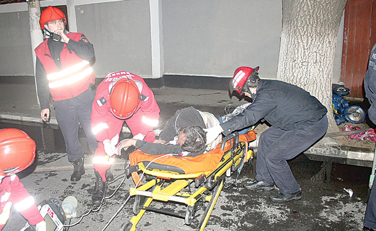 Bărbatul a încercat să-şi salveze familia,  dar a inhalat gaz şi  a căzut inconştient