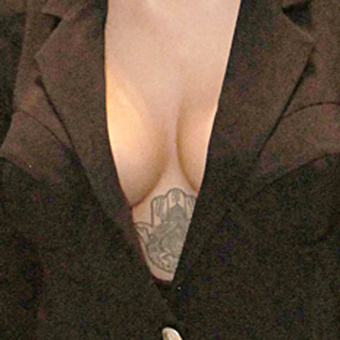 “Mâna lui Fatima” este al 11-lea desen  de pe trupul  brunetei