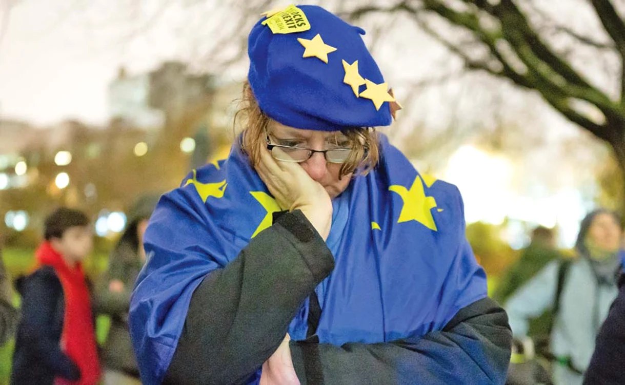 Susținătorii Pro UE țin lumânări în timpul unui moment de reculegere în fața Comisiei Europene din Londra 
