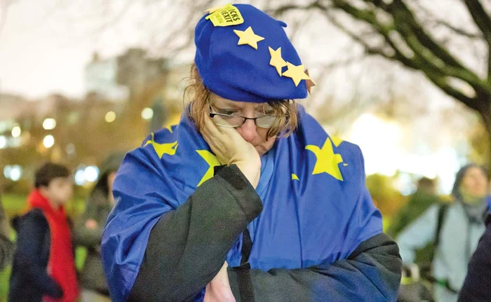 Susținătorii Pro UE țin lumânări în timpul unui moment de reculegere în fața Comisiei Europene din Londra