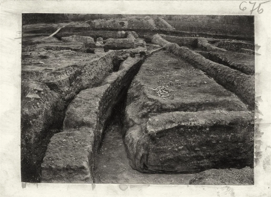 Fotografia realizată de Adalbert Cserni în urmă cu 100 de ani indică un posibil zid al unui amfiteatru. Foto: edu.kindergraff.ro