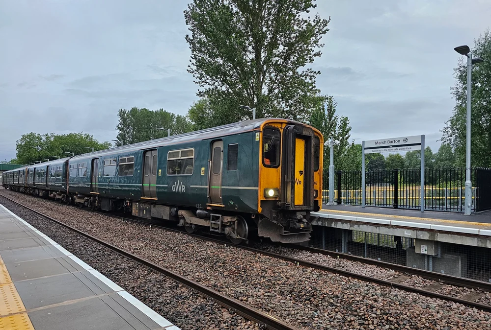 Companie feroviară, amendată cu peste un milion de euro după ce o pasageră a fost ucisă de ramura unui copac, în timp ce și-a scos capul pe geam