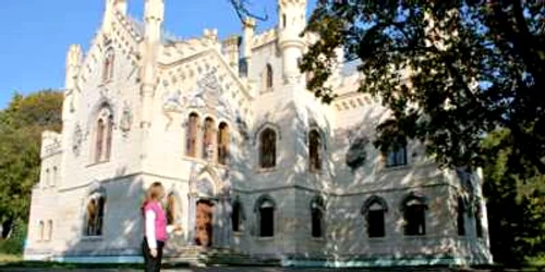 Turiştii admiră arhitectura castelului de la Miclăuşeni