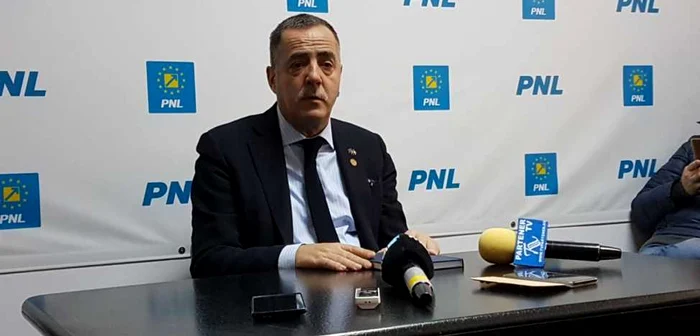 Parlamentarul a luat această decizie după ce organizaţia PNL de la Titu şi-a destituit viceprimarul din funcţie.