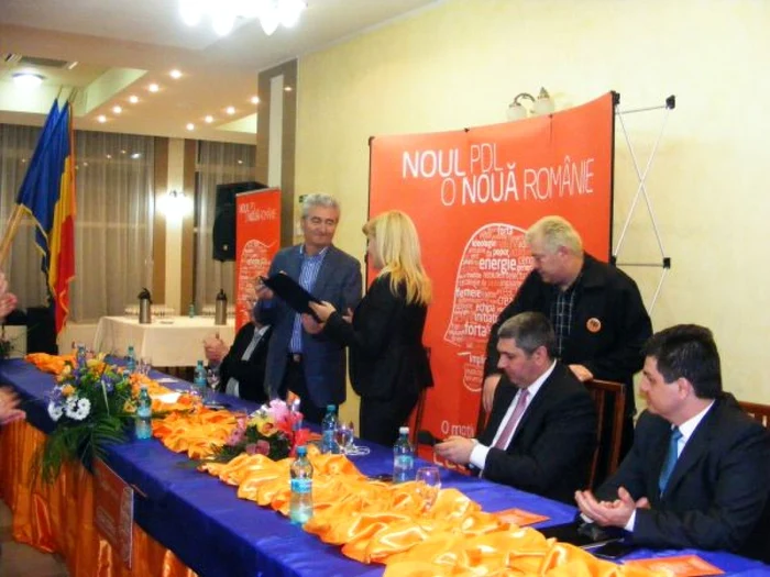 Primarul Severinului în timp ce îi acordă înalta distincţie Elenei Udrea la Turnu Severin FOTO Corina Macavei