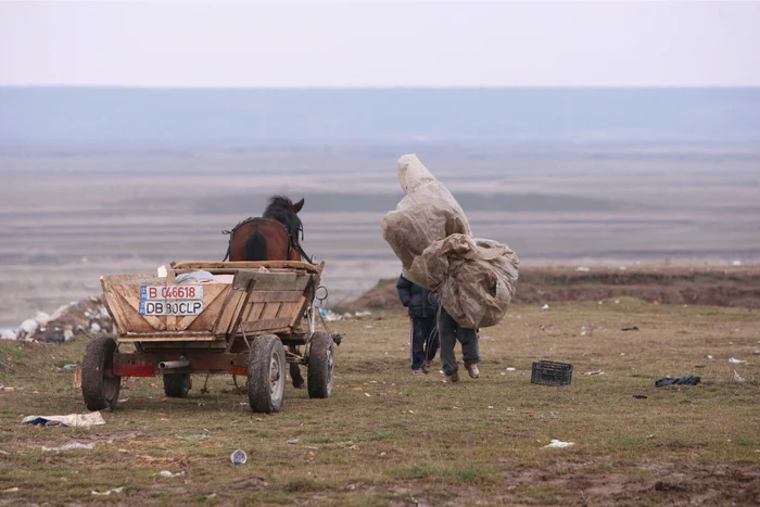 Tânărul n-a fost interesat de produsul petrolier care curgea prin conductă, ci doar de ţeavă Foto: arhiva Adevărul