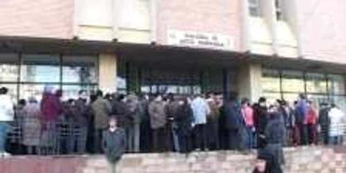 În primele zile, pietrenii săraci s-au călcat în picioare pentru a primi tichetele valorice