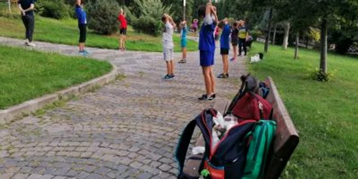 campionii la tenis de masă care se antrenează în parc